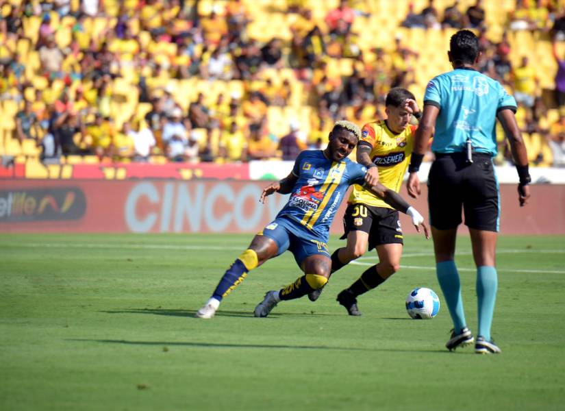 Ricardo Phillips salió expulsado ante Barcelona SC por reclamos.