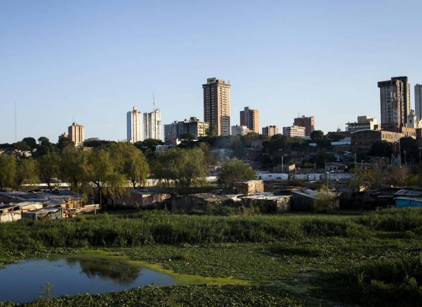 Fotografía ddonde se ve una panorámica del centro de Asunción con el barrio Chacarita en frente, en Asunción (Paraguay).