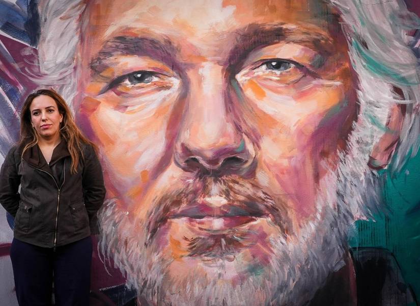Imagen de archivo de Stella Moris, mujer de Julian Assange, possando junto a un mural pintado en honor de su marido.