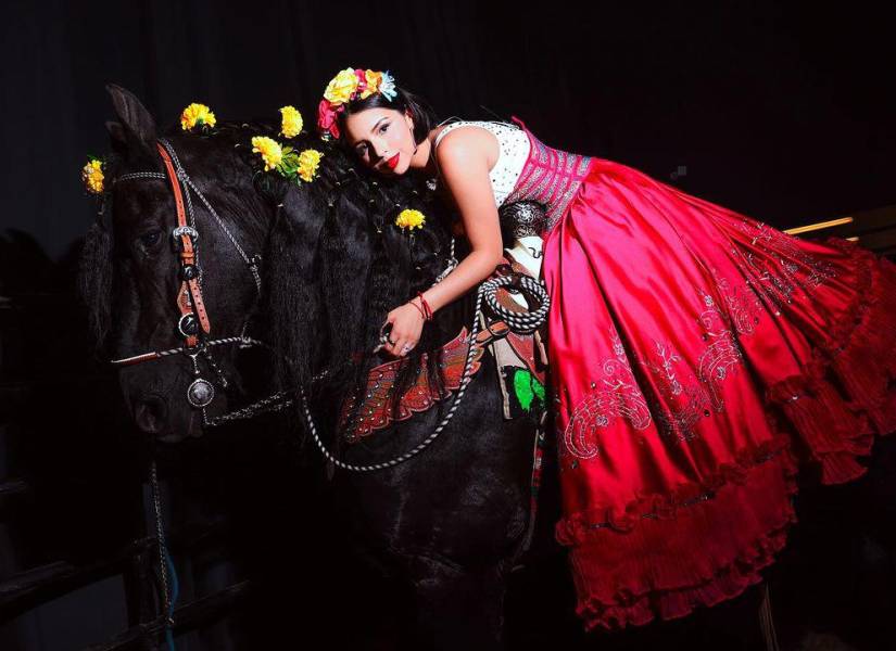 Foto de archivo de Ángela Aguilar preparándose para uno de sus shows