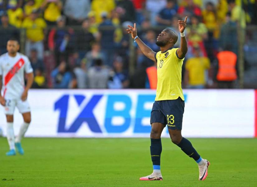 El delantero de la selección de Ecuador, Enner Valencia, celebra su gol contra Perú por las Eliminatorias