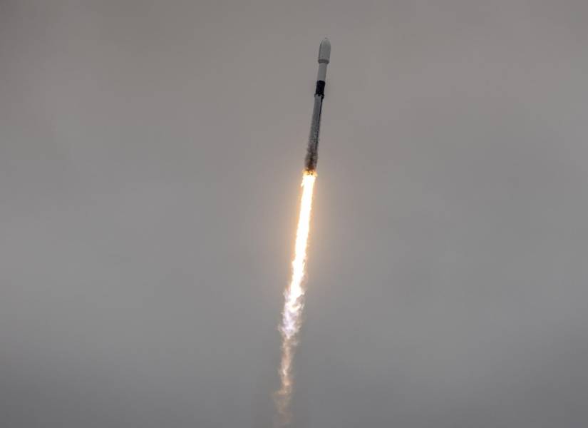 La misión Space Launch despega en un cohete SpaceX Falcon 9 desde el Space Launch Complex 40.