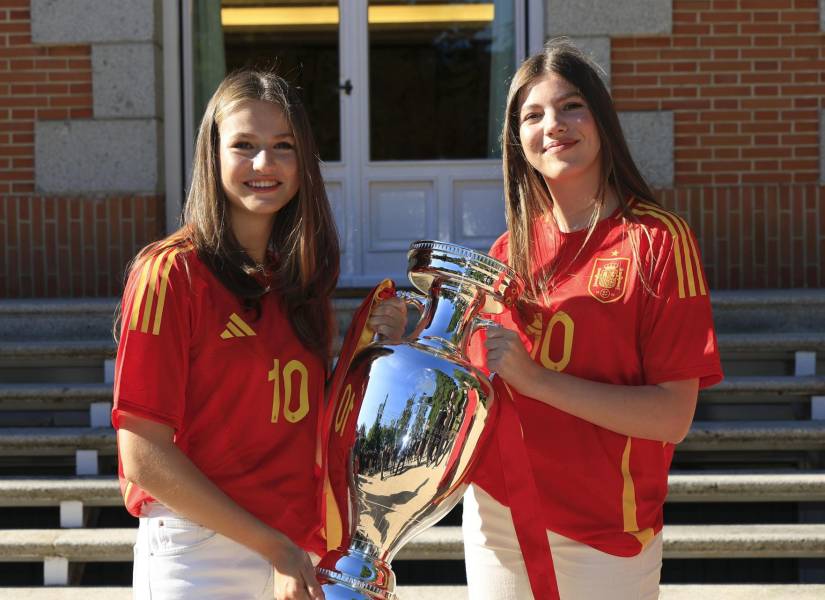 La princesa Leonor y la infanta Sofía posan con el trofeo en la recepción a la selección española.