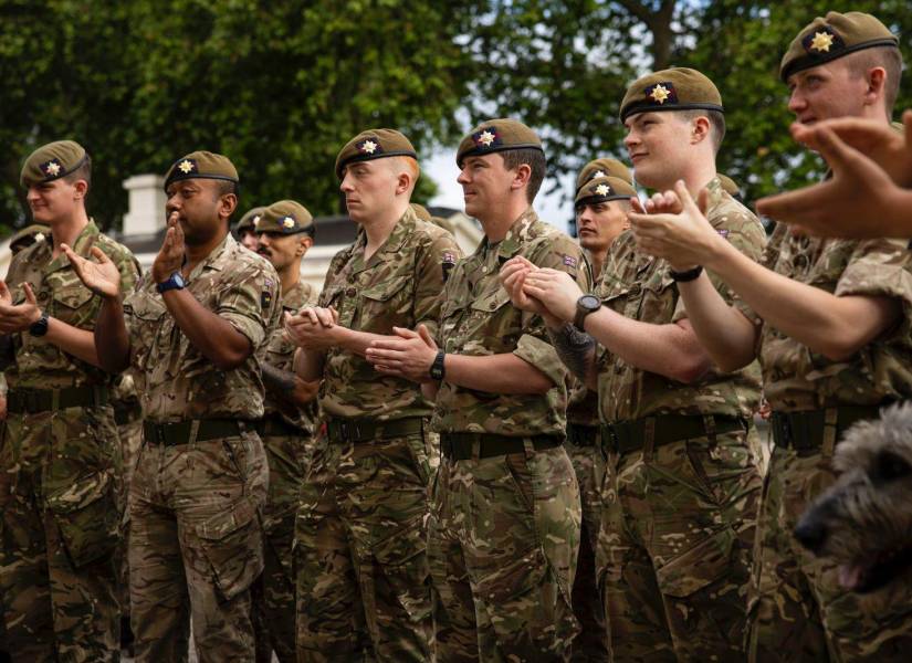 Guardias Irlandeses aplaudiendo por la carta de la princesa de Gales
