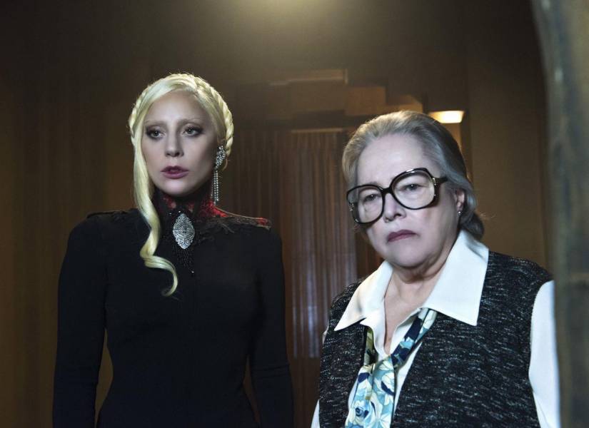 Fotografía de Kathy Bates junto a Lady Gaga en American Horror Story