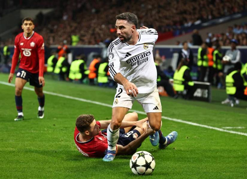 Dani Carvajal (R) disputa el balón contra Gabriel Gudmundsson