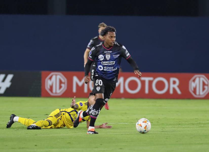 Joao Ortiz conduce el balón en el partido ante Boca Juniors por la Copa Sudamericana