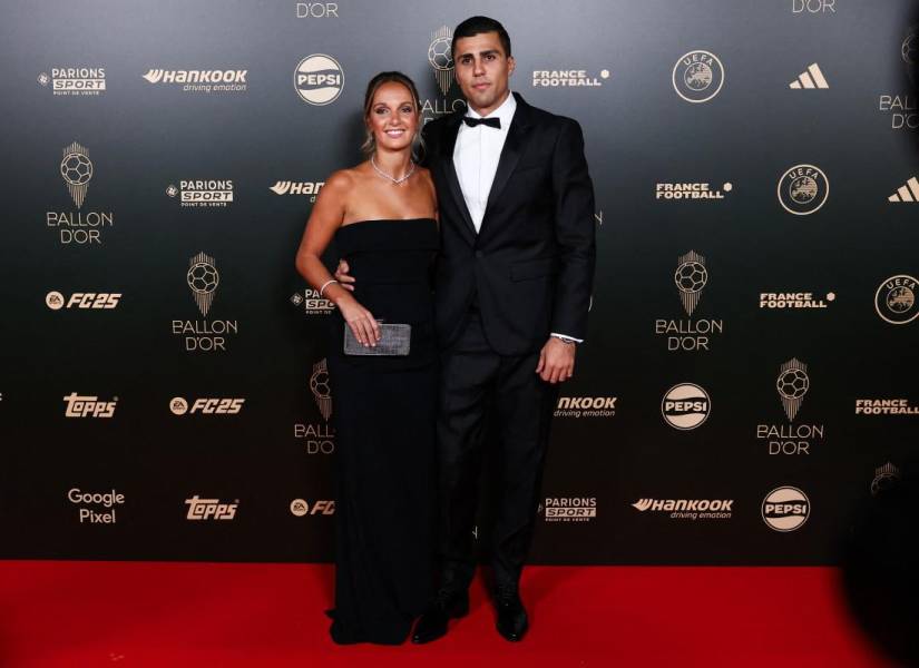 Rodri con su novia Laura Iglesias llegan a la ceremonia del Balón de Oro