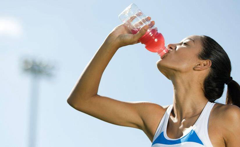 Imagen referencial de mujer tomando bebida deportiva.