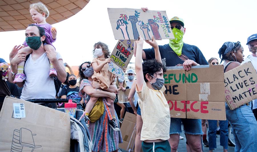 Neoyorquinos bloquean el puente de Brooklyn en nuevas protestas