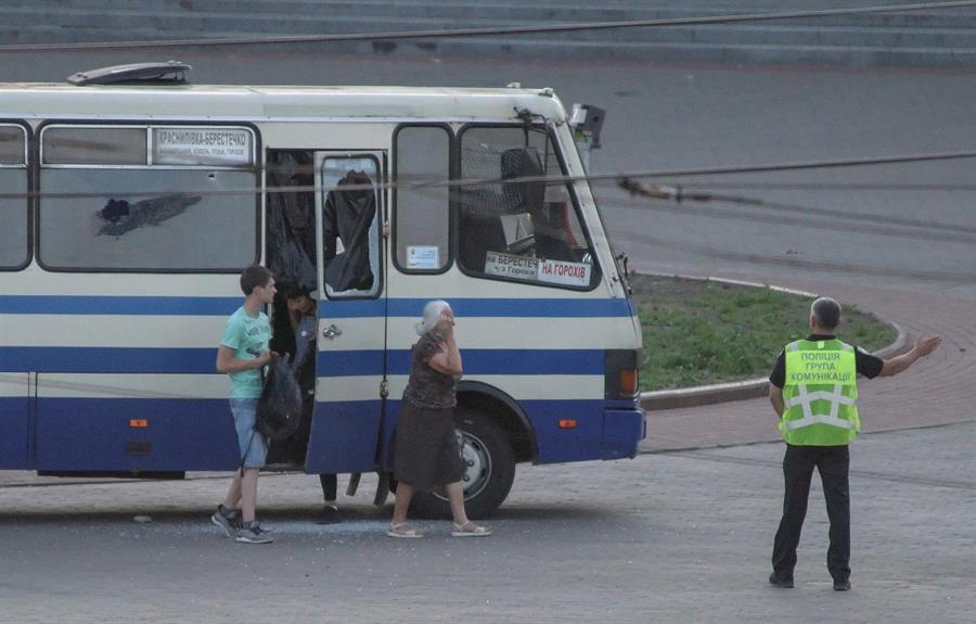 Autoridades negocian liberación de rehenes de bus en Ucrania