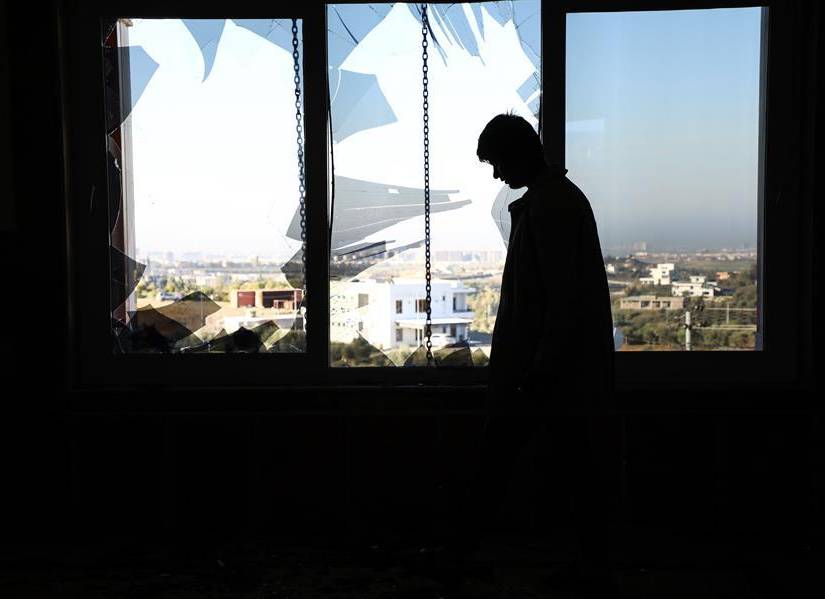 Un hombre kurdo iraquí inspecciona los daños en el interior de una vivienda tras un ataque nocturno con misiles dirigido contra la ciudad de Erbil, en el norte de Irak, el 16 de enero de 2024.