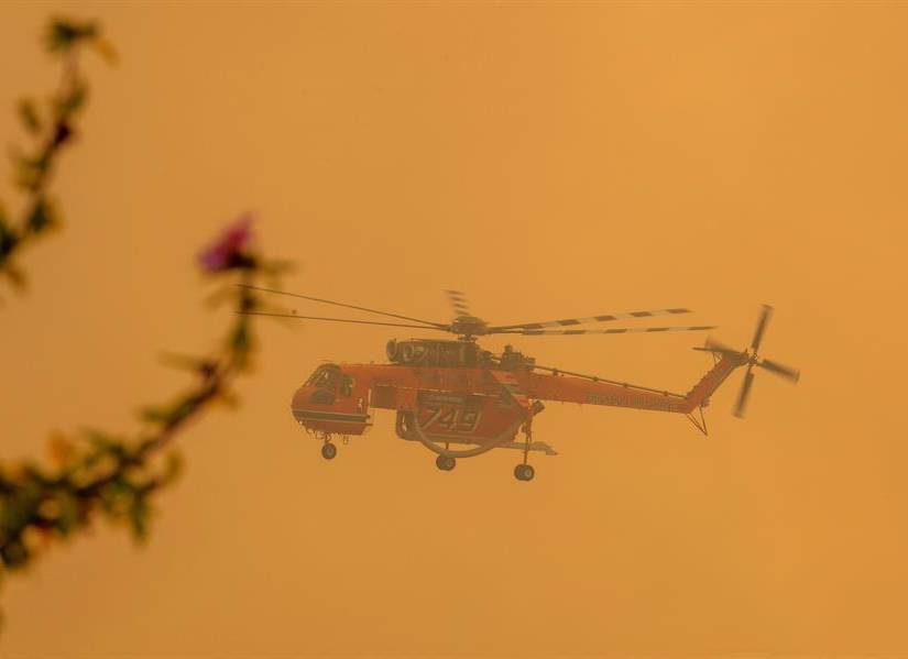 Imagen de un helicóptero de rescate griego combatiendo los incendios.