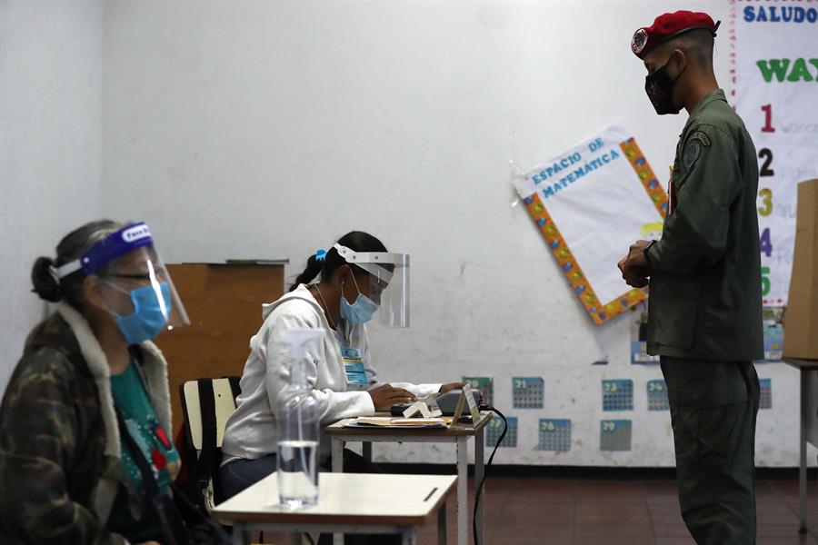 Abren los centros de votación en Venezuela para elecciones parlamentarias