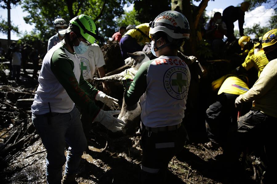 Deslave deja al menos 9 muertos y 35 desaparecidos en El Salvador