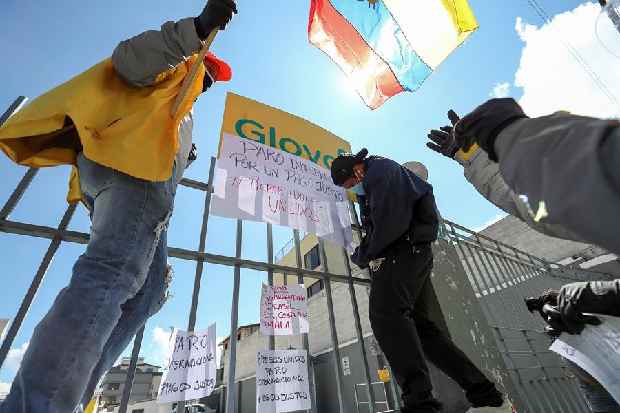 Repartidores protestan en Quito por un &quot;pago justo&quot; y mayor seguridad sanitaria