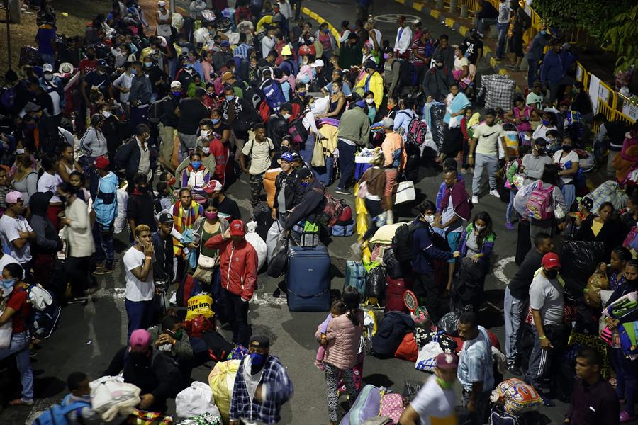 Venezolanos emprenden un largo viaje de retorno a su país; la pandemia los dejó sin trabajo en Ecuador y Perú