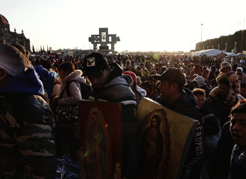 Feligreses mexicanos caminan durante el peregrinaje anual a la Basílica de Guadalupe este jueves, en la Ciudad de México (México). EFE/ Sáshenka Gutiérrez