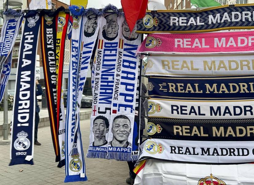 En las inmediaciones del estadio Santiago Bernabéu ya se venden productos del Real Madrid con la imagen del francés Kylian Mbappé.