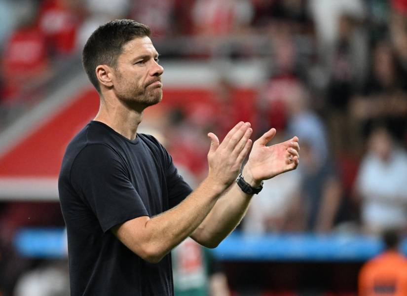 El español Xabi Alonso aplaude el desempeño de los jugadores del Bayer Leverkusen.