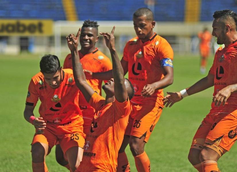 Jugadores de Libertad celebrando un gol.