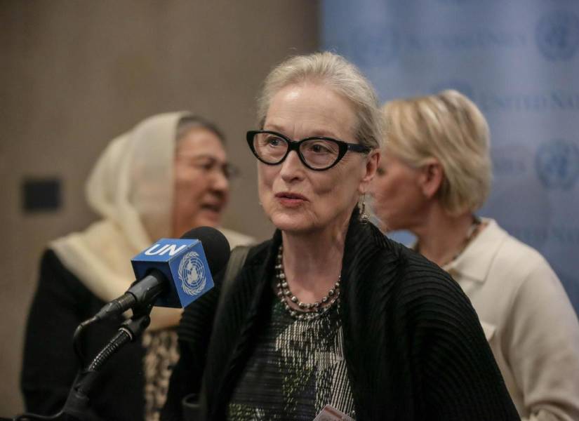 Fotografia de la actriz Meryl Streep hablando sobre las mujeres de Afganistan