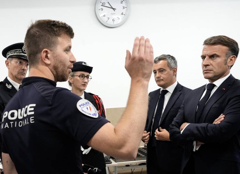 El presidente francés, Emmanuel Macron, durante la visita a la Villa Olímpica, que se encuentra en el departamento de Saint-Denis