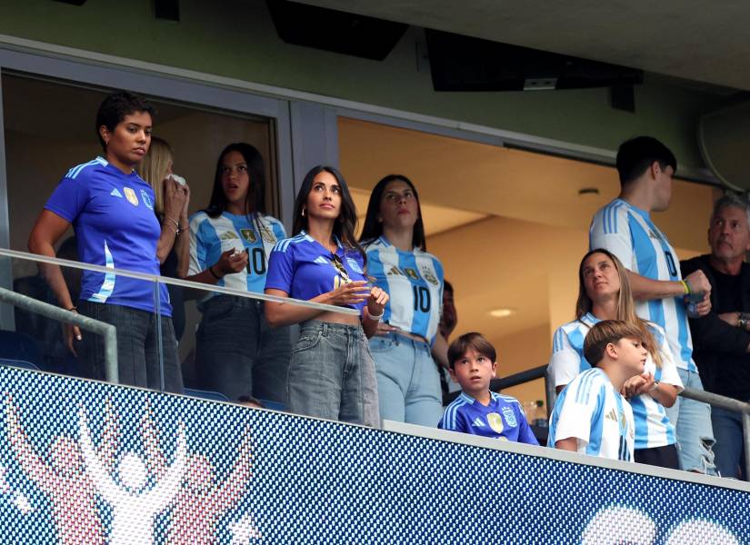 La esposa del delantero argentino Lionel Messi, Antonela Roccuzzo (C), junto a sus hijos y familiares, observan el partido de fútbol de cuartos de final del torneo Conmebol Copa América 2024 entre Argentina y Ecuador en el NRG Stadium de Houston, Texas, el 4 de julio de 2024.