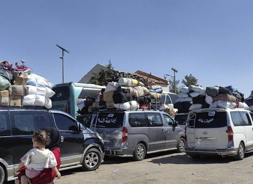 Desplazados libaneses que huyen de los bombardeos esperan en la frontera con Siria el pasado martes.