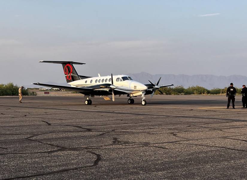 Fotografía donde se observa el avión privado donde fueron transportados Ismael El Mayo Zambada y Joaquín Guzmán López.