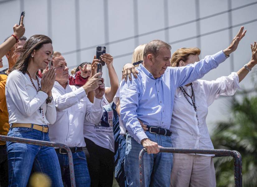 La líder opositora venezolana María Corina Machado (i) y el candidato a la presidencia de Venezuela Edmundo González Urrutia (d). EFE/ Henry Chirinos