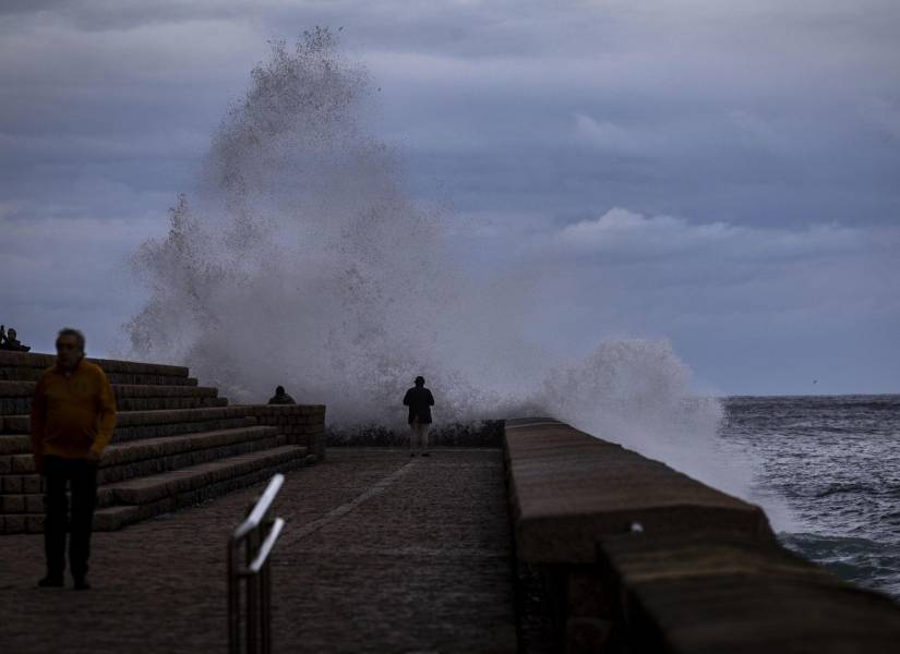 Vista del oleaje a primera hora en el Peine del Viento en San Sebastián, donde este jueves hay un aviso Amarillo por riesgo marítimo-costero. EFE/Javier Etxezarreta