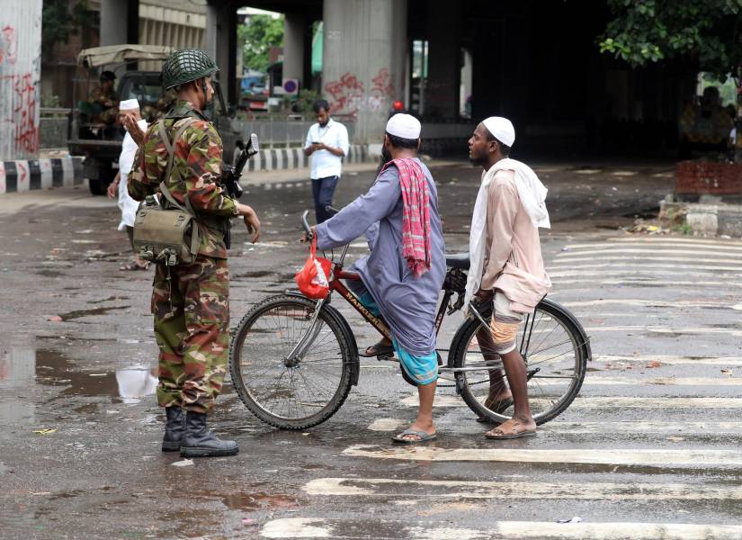 Un soldado del ejército de Bangladés de patrulla después de que el gobierno impusiera un nuevo toque de queda.