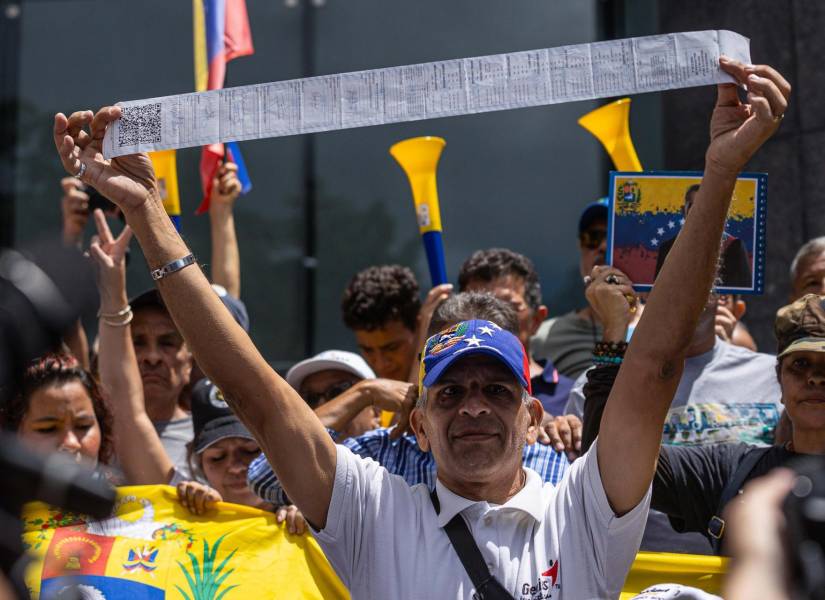 Un hombre muestra una papeleta del Consejo Nacional Electoral (CNE) de Venezuela con los resultados de una mesa de votación durante una manifestación de apoyo al candidato a la presidencia de Venezuela Edmundo González Urrutia, este martes, en Caracas (Venezuela).