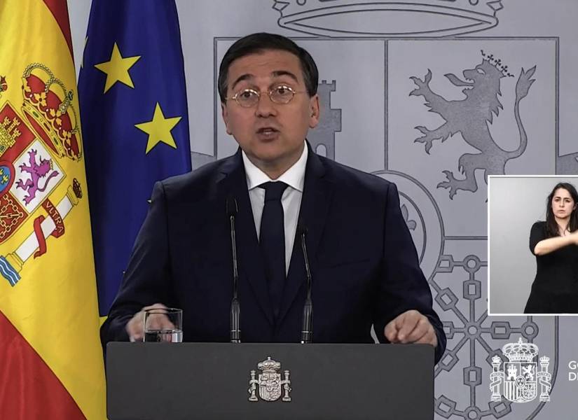 Captura de video de la señal de La Moncloa, durante la declaración institucional del ministro de Asuntos Exteriores, Unión Europea y Cooperación, José Manuel Albares,.