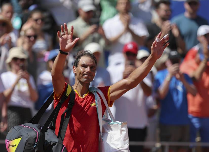 El tenista español Rafa Nadal se despide del público tras caer ante el serbio Novak Djokovic en el partido celebrado en el marco de los Juegos Olímpicos de París