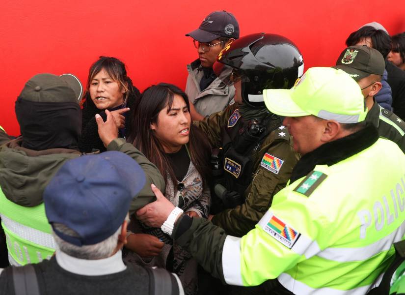 Policías organizan y vigilan la compra de entradas para el partido entre las selecciones de Bolivia y Colombia, este jueves en el estadio Municipal de El Alto.