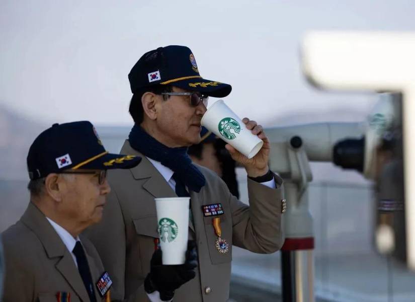 Los veteranos surcoreanos toman café en un mirador del Starbucks Coffee en Gimpo.