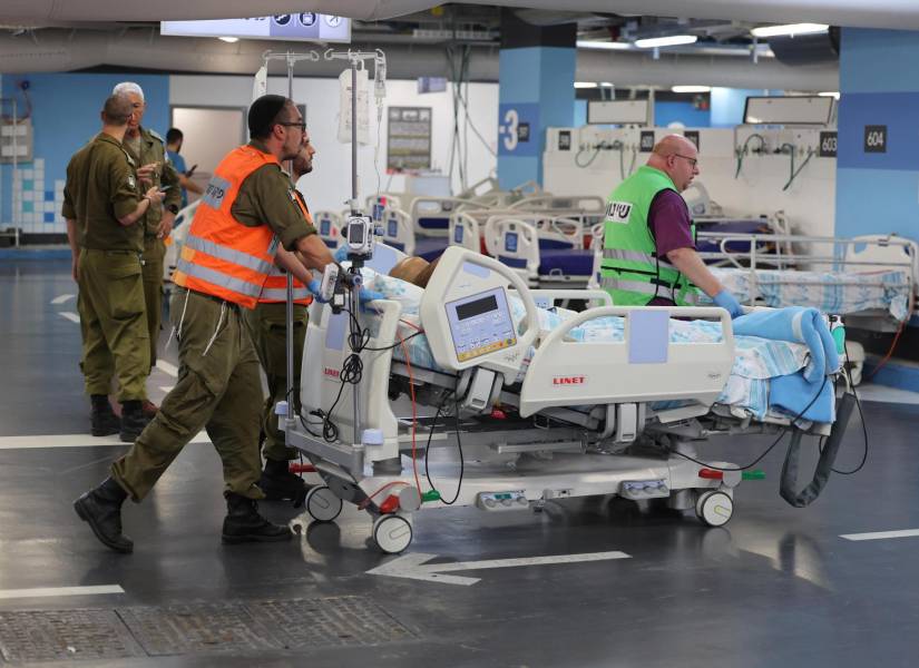 Personal médico atendiendo a los heridos tras un bombardeo