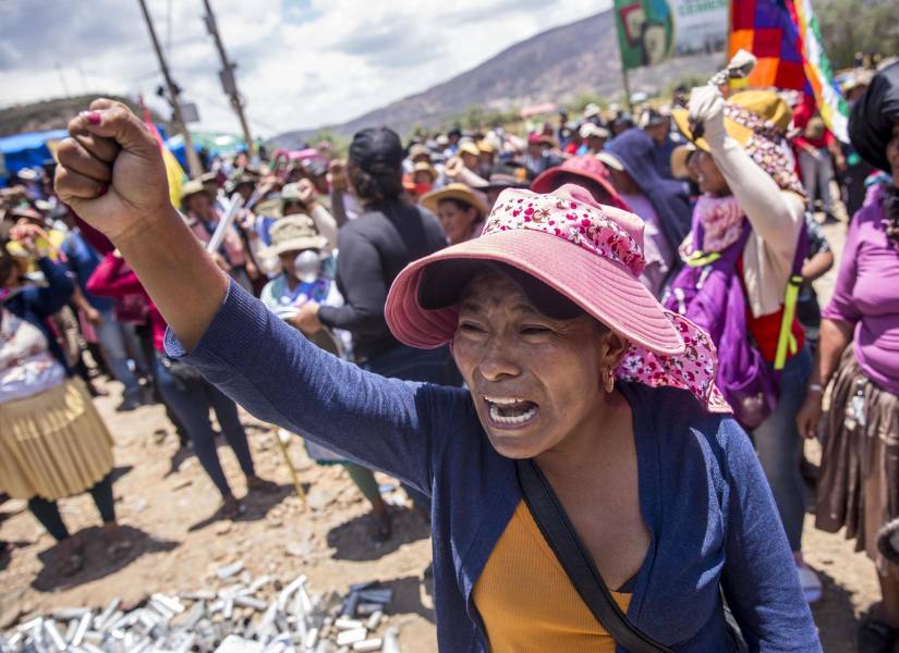 Imagen de archivo de simpatizantes del expresidente de Bolivia, Evo Morales, marchando en contra del gobierno de Luis Arce, en Parotani, Cochabamba.