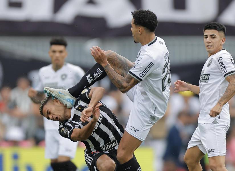 Fausto Vera (i) de Mineiro disputa un balón con Gregore de Magalhães (d) de Botafogo en la final de la Copa Libertadores