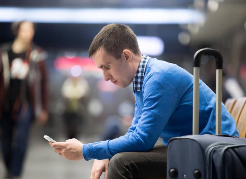 Hombre esperando en el aeropuerto.