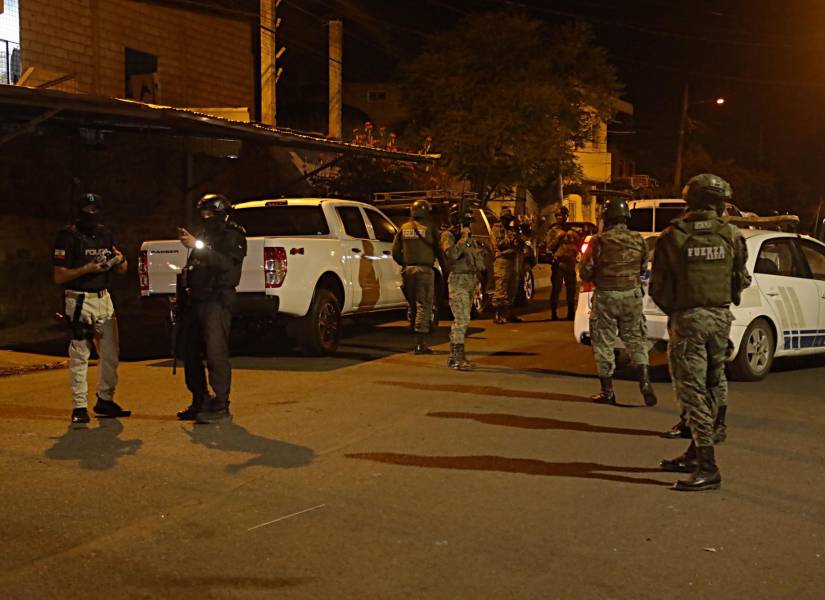 Imagen de policías y militares desplegados en las calles de Manta, Manabí, la madrugada de este 6 de junio.