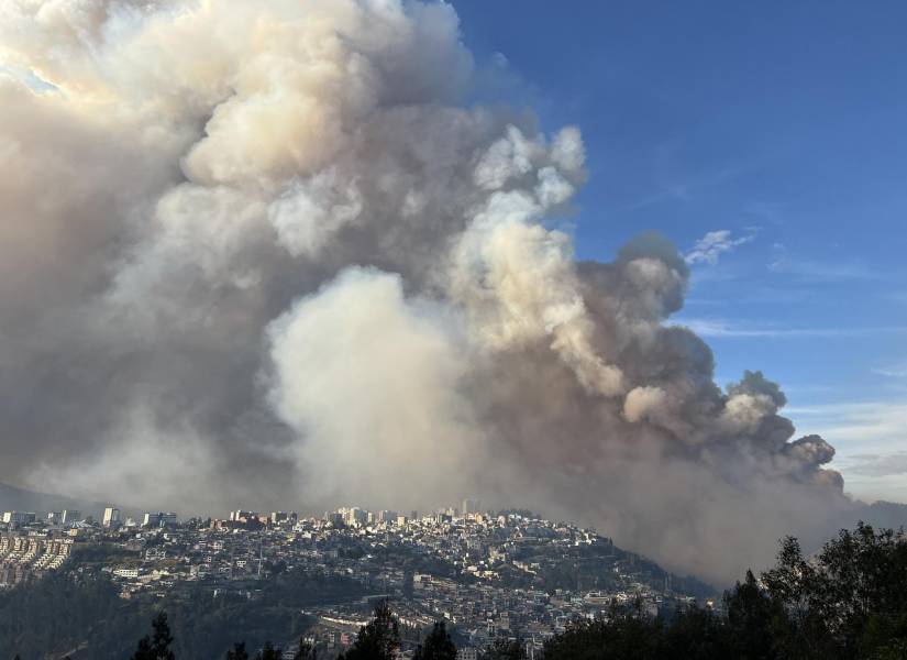 El fuego se inició en un sector rural y pronto se extendió por diferentes frentes de Quito.