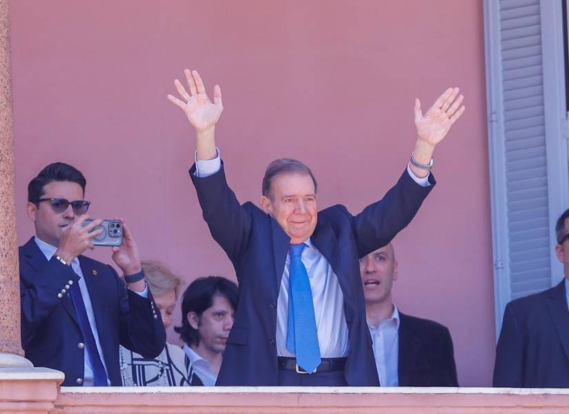 El líder opositor venezolano Edmundo González Urrutia saluda este sábado, desde un balcón de la Casa Rosada en Buenos Aires.