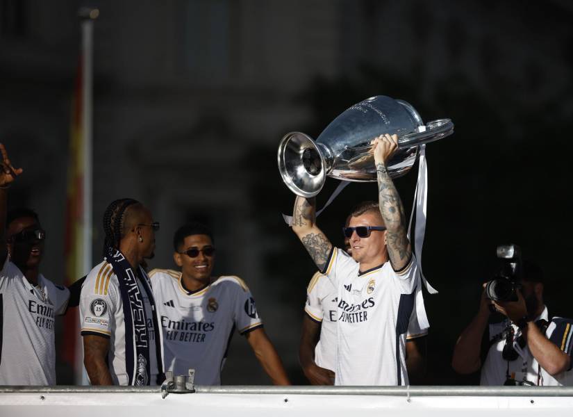 El centrocampista del Real Madrid Toni Kroos con el trofeo este domingo a la Plaza de Cibeles donde el equipo celebra con la afición su victoria en la final de la Liga de Campeones.