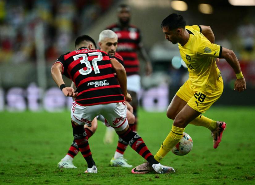 El mediocampista de Flamengo, Carlos Alcaraz y el delantero de Peñarol Jaime Baez en el partido de ida.