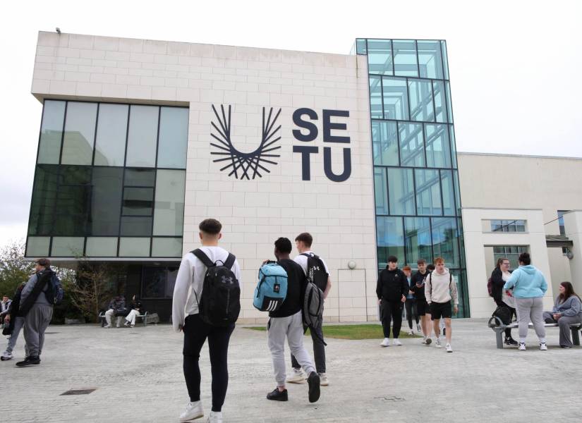 Estudiantes fotografiados en la Universidad Tecnológica del Sureste (SETU) en Carlow, este de Irlanda, el 24 de septiembre de 2024, donde comenzó un nuevo curso en Creación de contenido y redes sociales.