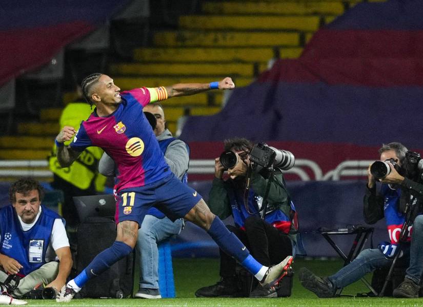 El delantero brasileño del FC Barcelona Raphinha celebra su gol, segundo del equipo, durante el encuentro correspondiente a la segunda jornada de la Liga de Campeones en el Estadio Olímpico Lluis Companys, en Barcelona.