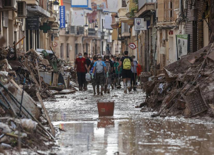 Fotografía de una de las calles de Paiporta encharcadas por las lluvias de ayer y que han afectado a las labores de limpieza, Valencia, este lunes.